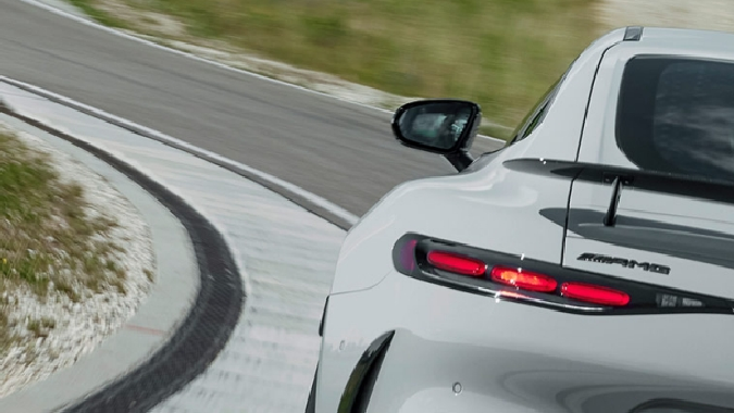 Mercedes Benz trabaja en un nuevo motor V8 electrificado