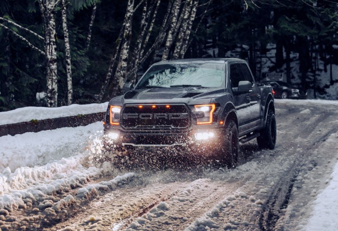 Cómo conducir una 4x4 en la nieve