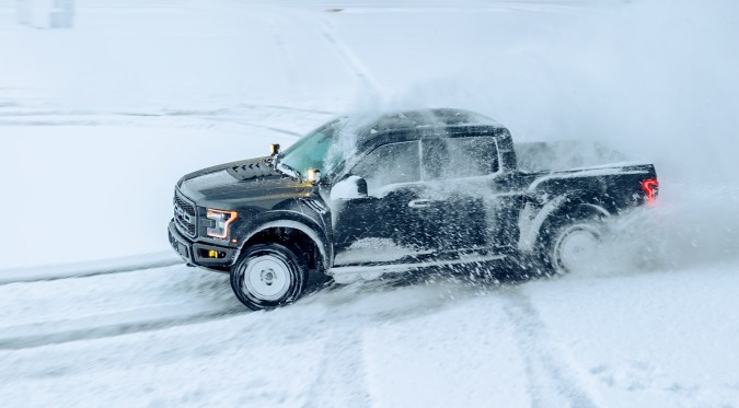 Cómo conducir una 4x4 en la nieve