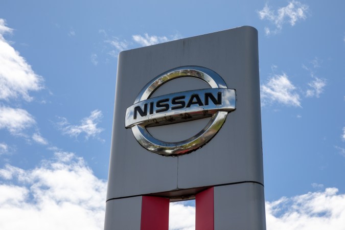 Miles de despidos y cierre de fábricas sufre Nissan para sobrevivir