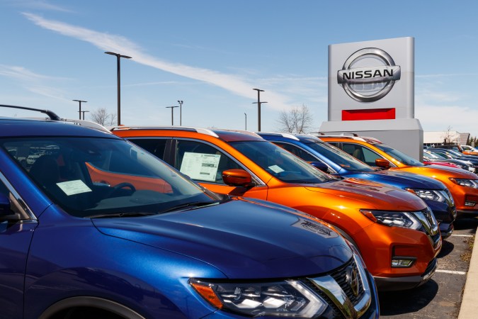 Miles de despidos y cierre de fábricas sufre Nissan para sobrevivir