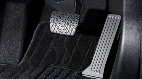 Cuál es el pedal de freno en un carro automático