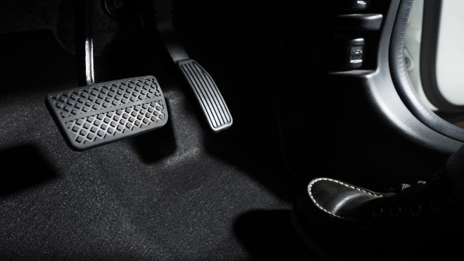 Cuál es el pedal de freno en un carro automático