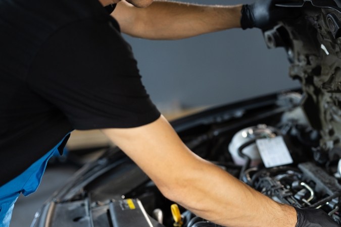Cómo solucionar el problema del humo del escape sin desarmar el motor