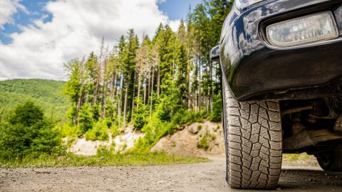 AWD y 4WD ofrecen tracción en las cuatro ruedas, pero sus diferencias pueden marcar la diferencia en terrenos difíciles o condiciones climáticas adversas.