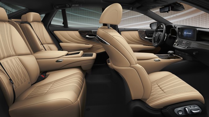Interior del Lexus LS 2025.