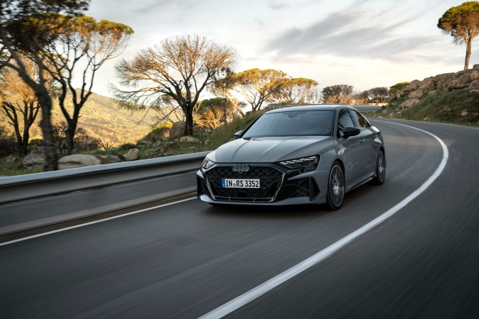 El Audi RS 3 es el auto más barato del segmento contra sus rivales BMW y Mercedes-Benz.