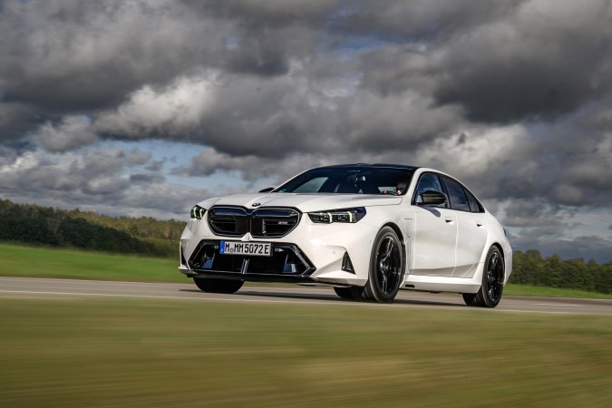 El BMW M5 Sedán ofrece una gran potencia.