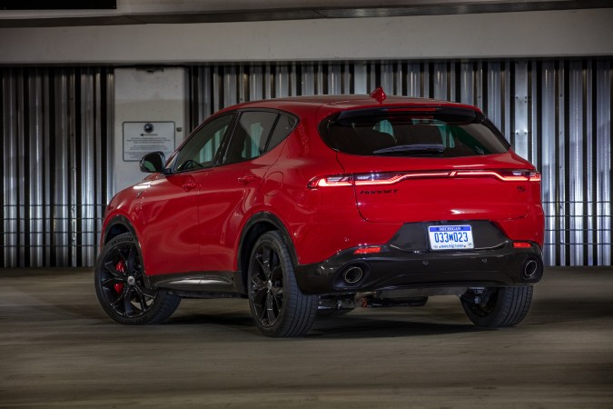Dodge Hornet R/T 2025 es la versión híbrida.
