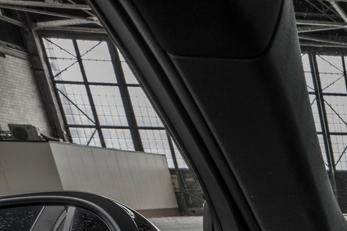 El Dodge Hornet 2025 ofrece una cabina espaciosa para los ocupantes de los asientos delanteros.