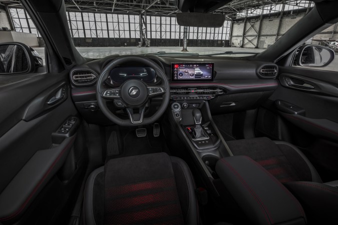 El Dodge Hornet 2025 ofrece una cabina espaciosa para los ocupantes de los asientos delanteros.