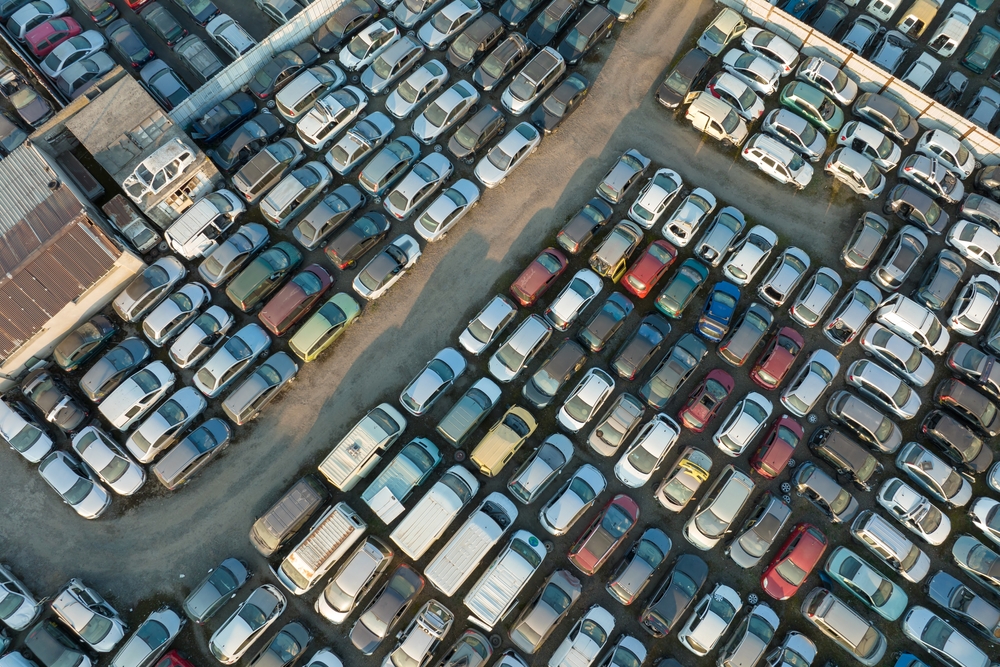 Por qué gran cantidad de autos chocados de EE.UU. terminan en Rusia