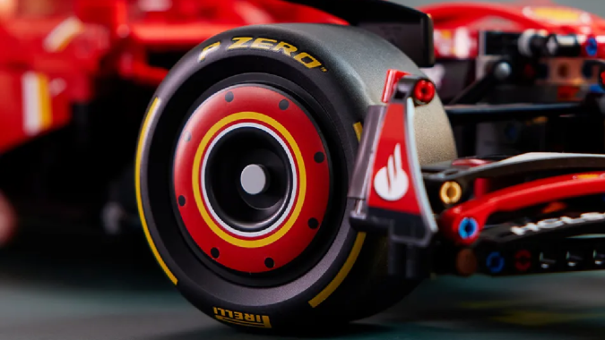 Lego lanza un set del F1 24 de Ferrari y lo celebran a escala real