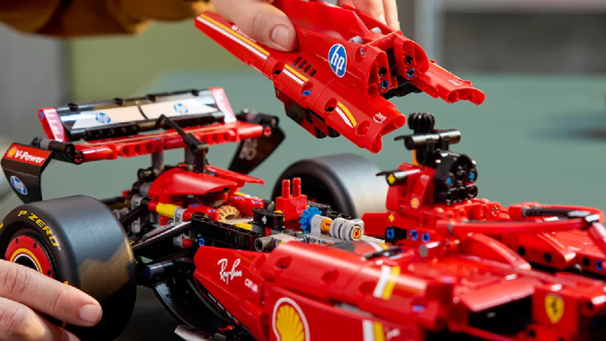 Lego lanza un set del F1 24 de Ferrari y lo celebran a escala real