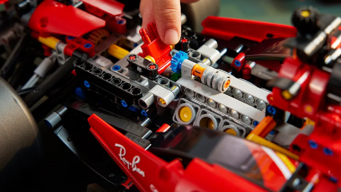 Lego lanza un set del F1 24 de Ferrari y lo celebran a escala real