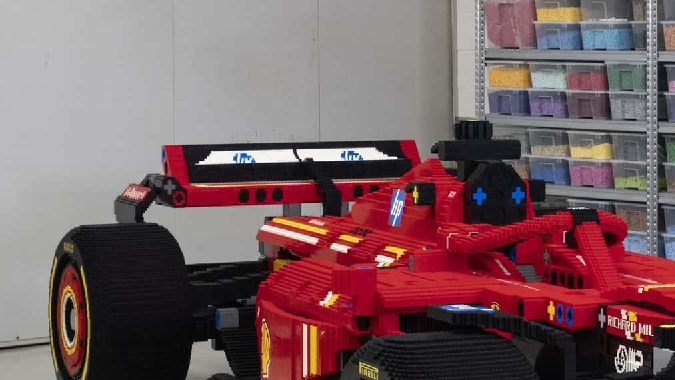 Lego lanza un set del F1 24 de Ferrari y lo celebran a escala real
