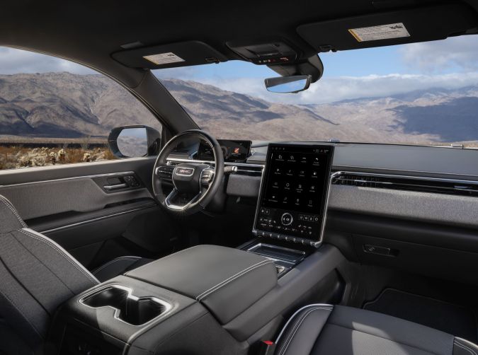 El interior de la GMC Sierra EV 2026 viene equipado con un gran número de funciones.