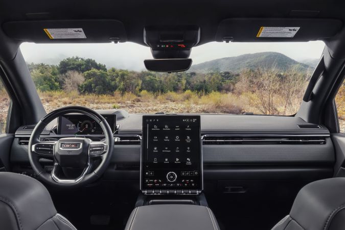 La GMC Sierra EV 2026 tiene un interior con lujos para todas las equipaciones.