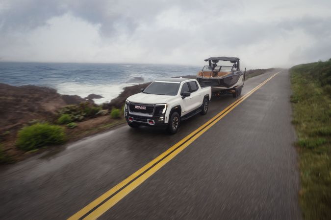 La GMC Sierra EV 2026 tiene una capacidad de remolque de las mejores del mercado.
