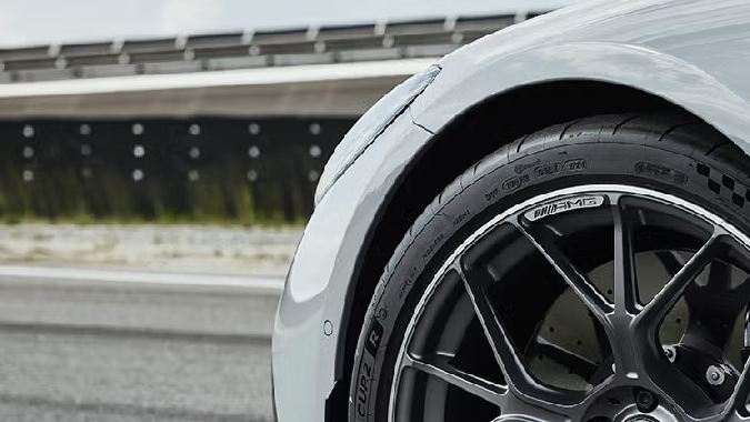 El Mercedes-Benz AMG GT 63 Pro tiene llantas de alto rendimiento Michelin