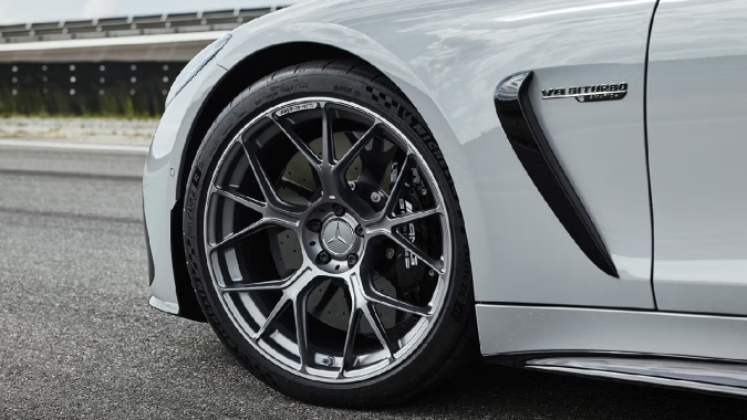 El Mercedes-Benz AMG GT 63 Pro tiene llantas de alto rendimiento Michelin