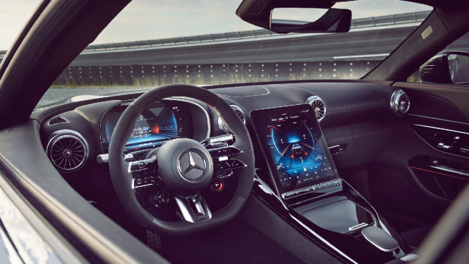 El interior del Mercedes-Benz AMG GT 63 Pro tiene lujo y deportividad.
