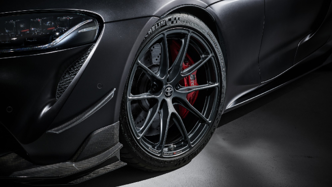 Las llantas del Toyota Supra A90 Final Edition son Michelin de alto rendimiento.