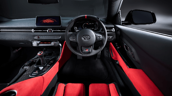 El Toyota Supra A90 Final Edition tiene un interior de Alcantara y fibra de carbono.
