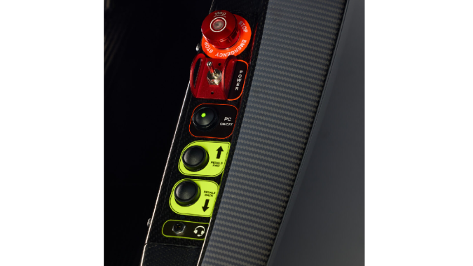 El simulador de carreras de autos de Aston Martin tiene detalles de un auto real.