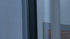 El simulador de carreras de Aston Martin cuesta con un monitor curvo de 49 pulgadas.