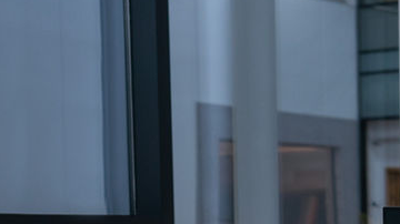 El simulador de carreras de Aston Martin cuesta con un monitor curvo de 49 pulgadas.