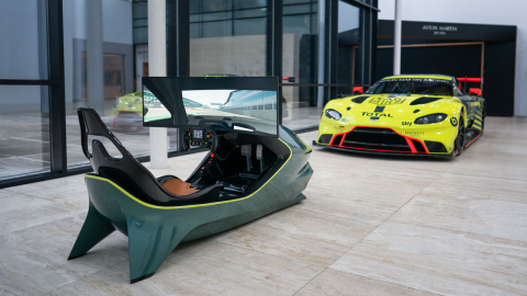 El simulador de carreras de Aston Martin cuesta con un monitor curvo de 49 pulgadas.