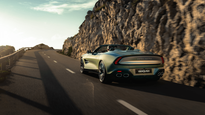 El Aston Martin Vanquish Volante tiene 835 caballos de fuerza.