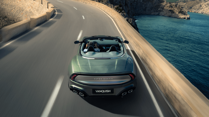 El Aston Martin Vanquish Volante es bastante elegante en toda su línea.