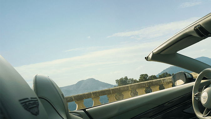 El interior del Aston Martin Vanquish Volante es bastante elegante.