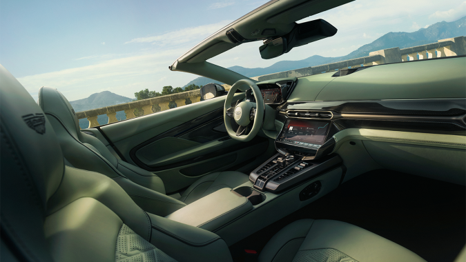 El interior del Aston Martin Vanquish Volante es bastante elegante.