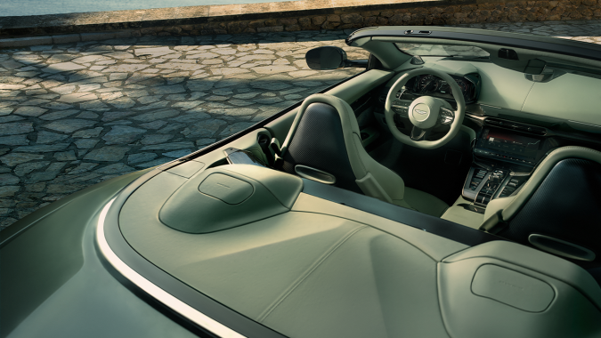 El techo del Aston Martin Vanquish Volante se cierra en 16 segundos.