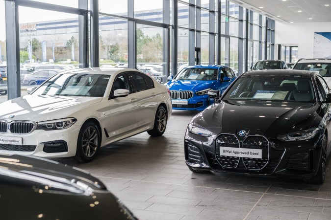 Comprar un auto de lujo usado: beneficios y riesgos analizados en detalle