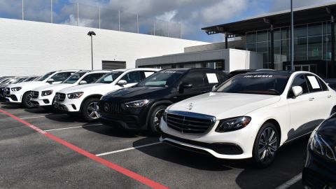 Comprar un auto de lujo usado: beneficios y riesgos analizados en detalle
