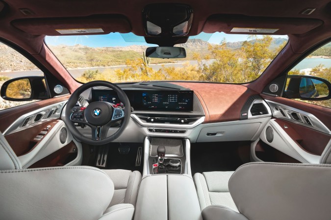 El BMW XM tiene un interior que combina el lujo con el confort.