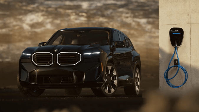 El BMW XM tiene un sistema de propulsión híbrido enchufable.