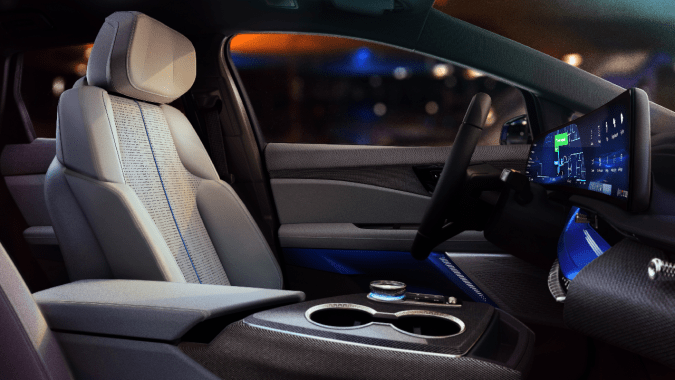 El interior del Cadillac Optiq es bastante lujoso y espacioso.