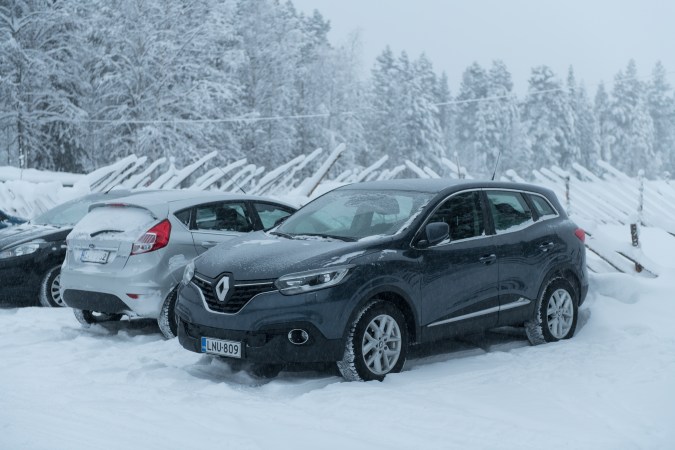 La nieve puede afectar el rendimiento del auto.