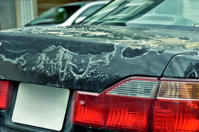 Daños del sol en la pintura del carro.