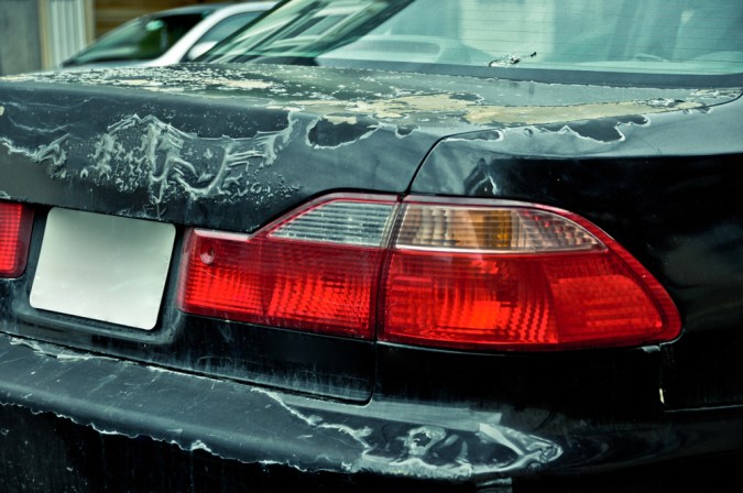 Daños del sol en la pintura del carro.