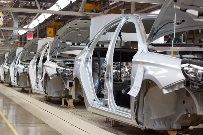 Trump pausa por un mes aranceles a empresas estadounidenses de autos