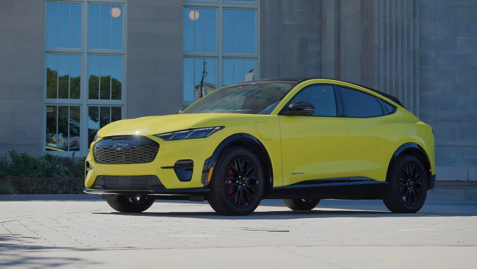 Ford Mustang Mach-e 2025 ofrece gran potencia y comodidad.