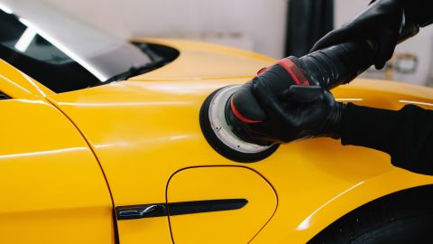 Pulido profesional de un carro.
