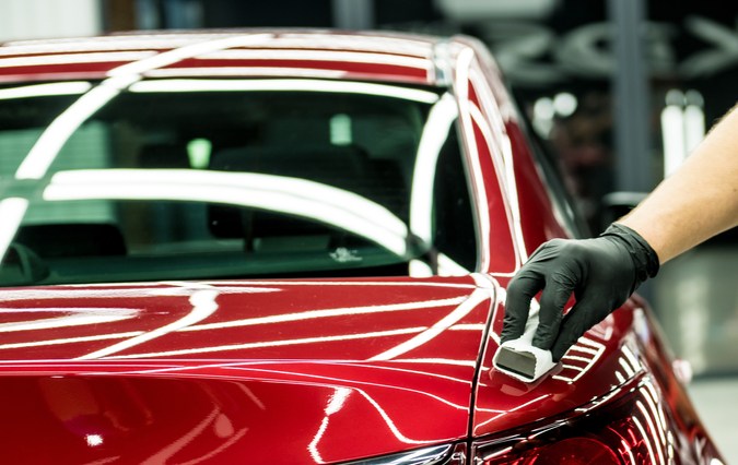 Aplicar cerámica en la pintura del auto.