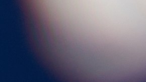 Para usar Siri en tu auto sin Apple CarPlay, solo necesitas conectar tu iPhone por Bluetooth o con un cable auxiliar al sistema de audio del auto.